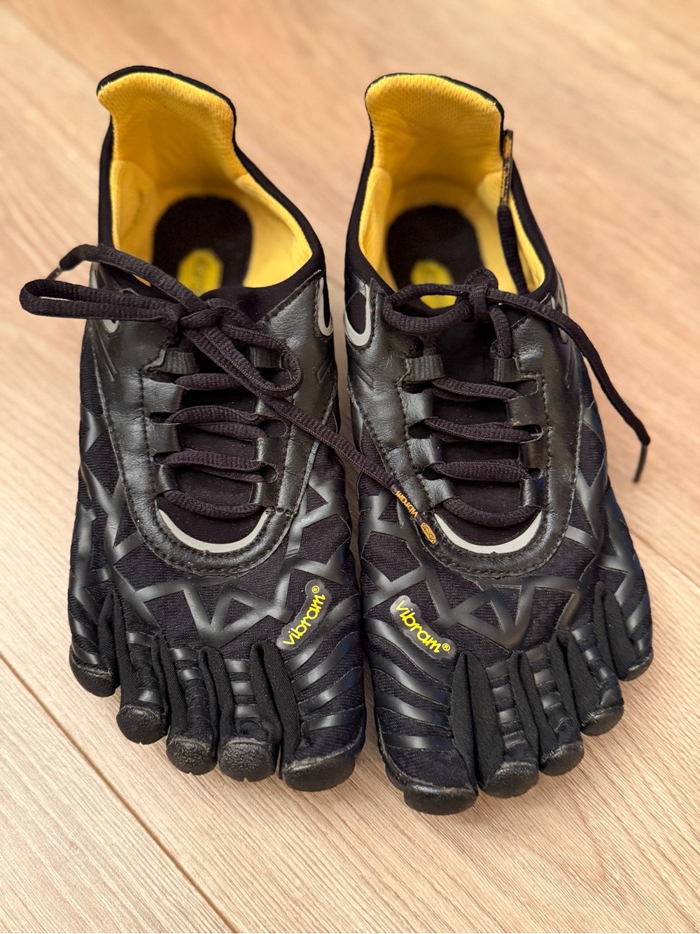 Vibram FiveFinger Minimalist Toe Shoes in Black and Yellow sz 8.5, EU 39